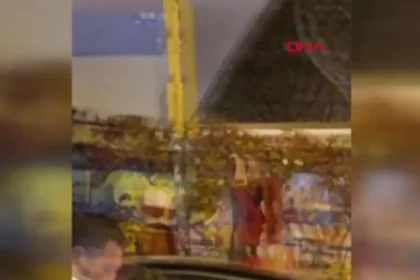 Kızılay tabelasındaki fotoğraf sırasında bıçaklı kavga