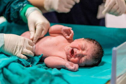 Sırt ağrısını böbrek taşı sandı, doğum yaptı Tam dokuz ay boyunca hamile olduğunu anlamadı