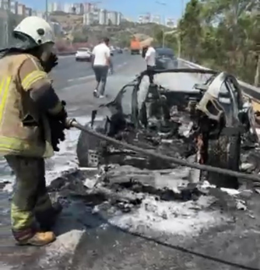 18 milyonluk otomobil aniden alev almış, kapılar kilitlenmişti... Elektrikli araçlar neden yanıyor Otomatik kilitlenme bir güvenlik sorunu mu | 7 SORU 7 YANIT