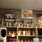 Eskişehir’de Neşeli Günler filmi gerçek oldu Boşanan çift karşı karşıya turşu dükkanı işletiyor