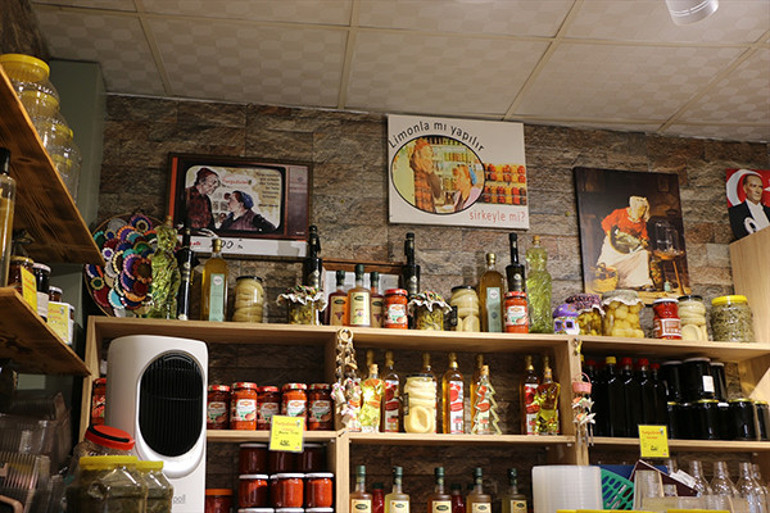 Eskişehir’de Neşeli Günler filmi gerçek oldu Boşanan çift karşı karşıya turşu dükkanı işletiyor