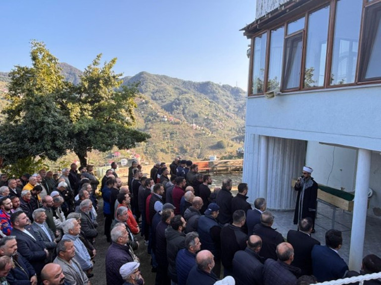 Trafik kazası sonrası yumruk darbesiyle hayatını kaybetti Emekli öğretmen son yolculuğuna uğurlandı